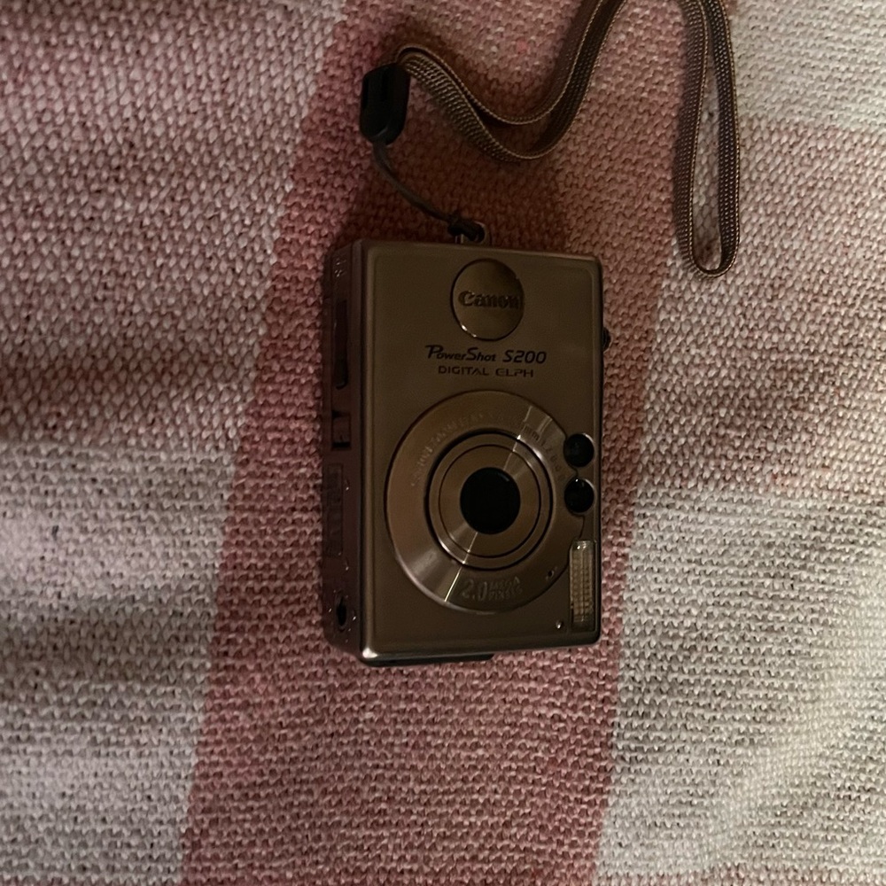 Canon PowerShot S200 in Metallic Gray